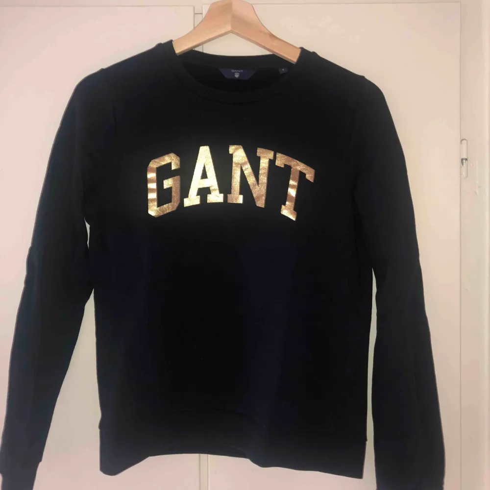 Sweatshirt från Gant i nyskick, endast använd ett par gånger. Köpt från Nelly för 995 kr. Ser svart ut på bilderna men är mörkblå i verkligheten. . Hoodies.