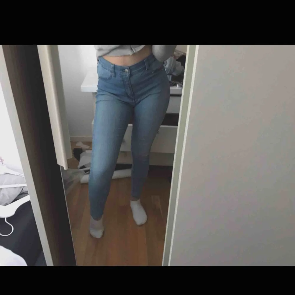 Super stretchiga jeans i storleken m men även jag i storlek s kan ha dem! Bra skick!. Jeans & Byxor.