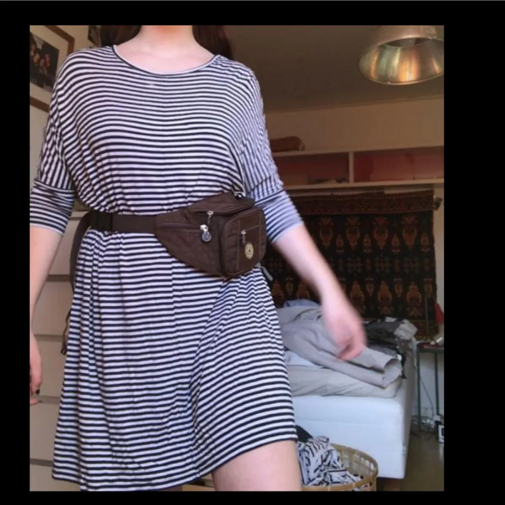 Säljer denna randiga tshirt-klänningen från Monki! Utan väska är den rak i modellen! . Klänningar.
