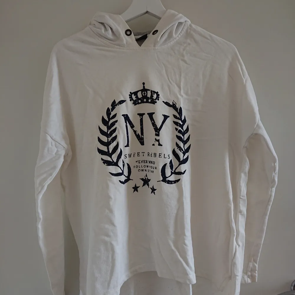 Vit Hoodie med tryck från Ginatricot i storlek M. Perfekt som oversized för storlek S. Knappt använd och i mycket bra skick! . Hoodies.