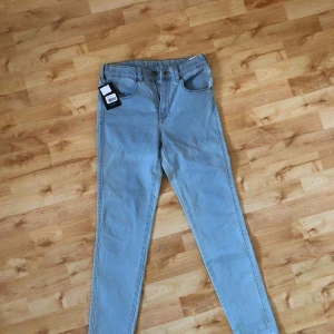  - Oanvända Dr.Denim i stl L, men passar istället en tight medium (därav säljs dom.) Prislappen sitter fortfarande kvar.  Original pris: 399kr