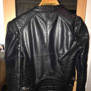  - Skinnjacka. Välanvänd, står ingen storlek men känns som XS - s. Jag brukar bära den storleken. Frakt inkl i priset.