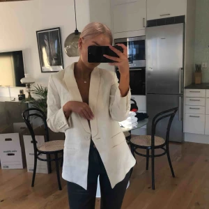  - Naturvit kavaj i linne. Så fin till vår och sommar. Helt oanvänd. 