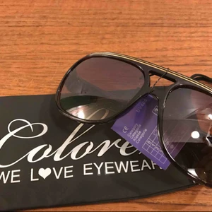  - Nya solglasögon från Colorez i ”2 stripe” modell, skickar med ett fodral från Colorez. Betalning sker enklast med Swish 30:- plus frakt 9:- =39:- totalt