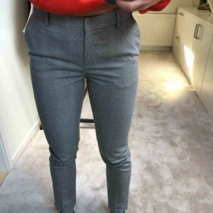  - Grå-rutiga kostymbyxor från hm. Stl 34/XS. Frakt tillkommer! 