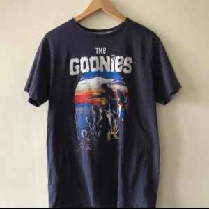  - T-shirt The Goonies. Kan hämtas k Uppsala eller skickas mot fraktkostnad 39 sek 