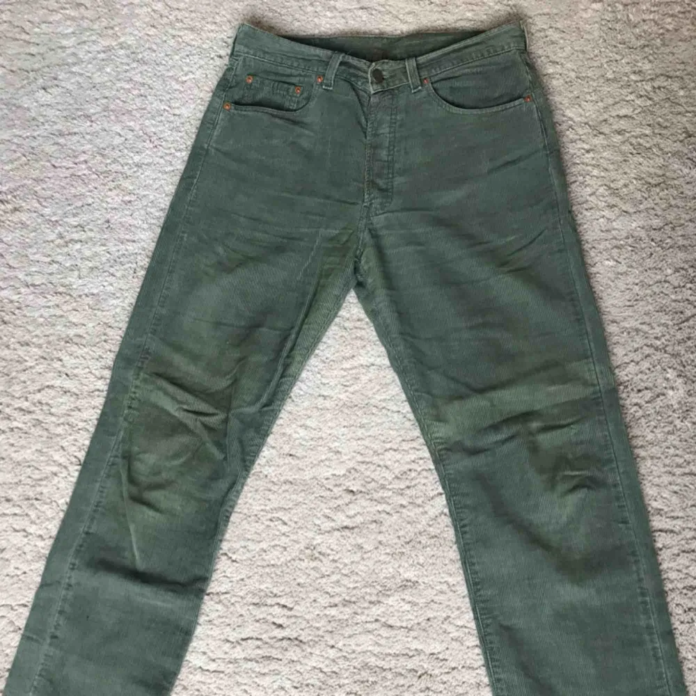 Gröna vintage manchesterbyxor från Levi’s. Riktigt bra kvalité och skick på dessa.  Fråga om det är något du undrar över. . Jeans & Byxor.