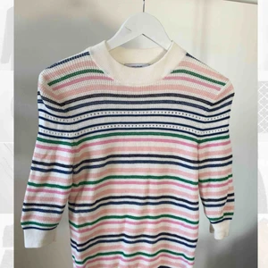  - Randig stickad topp från & Other Stories i strl S. 100% bomull. Använd vid ett tillfälle, superfint skick.