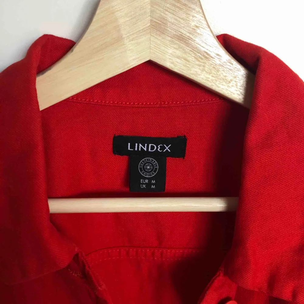 Röd oversized jacka från Lindex. Köpt förra våren för 600kr. Säljer pga att jag inte använder den längre. Skicket är mycket bra då jag inte använt den många gånger.. Jackor.