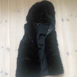  - Superfin pälsväst i fuskpäls från zara i storlek s-m med luva. Endast använd ett fåtal gånger!