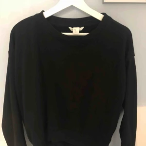  - Svart collegetröja från HM i bra skick. Köparen står för frakt 💓