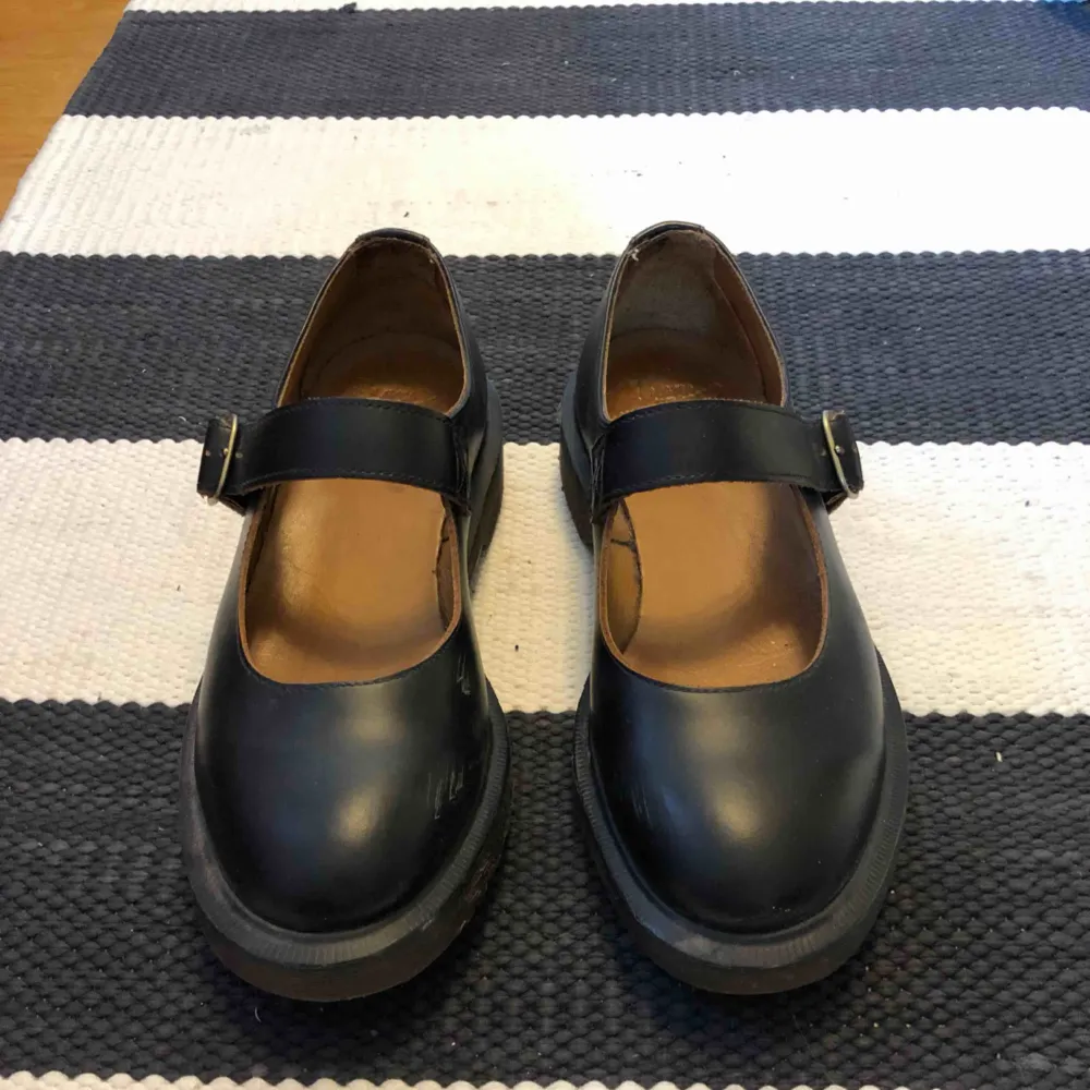 Gulliga dr martens-sandaler i storlek 38! Använda ca 2 gånger och har sedan dess bara stått och dammat, men har lite skavmärken på insidan av foten(syns på bild 2) Kan mötas upp i Stockholm eller Uppsala!. Skor.
