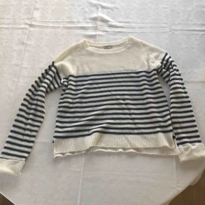  - Fin randig tröja i vitt och mörkblått. Fint använt skick.