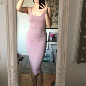  - Säljer denna snygga klänning från Bik Bok. Sitter jätte skönt, mjukt och snyyyggt på. Används tyvärr aldrig. Köparen står för frakten, 55kr