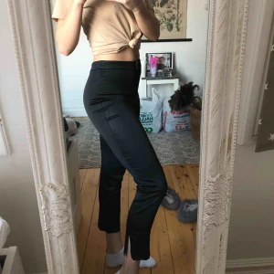  - Säljer dessa snygga kosytymbyxor. Strl är 38, men passar absolut en 36 (har själv 34 i allt). Köparen står för frakten 55kr