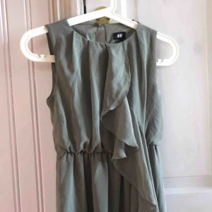  - Fin vår/sommarklänning i militärgrönt. Snyggt tillsammans med en skinnjacka, liten väska och mönstrade strumpbyxor☺️☺️