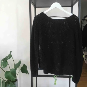  - Svart tjocktröja, lite nopprig men inget jag tycker man märker när den är på! Har du möjlighet att ses i Stockholm innerstad har du förtur 🌟