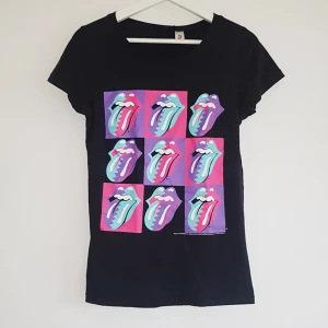  - Skiiitsnygg t-shirt med Rolling Stones tryck. I mycket fint skick!