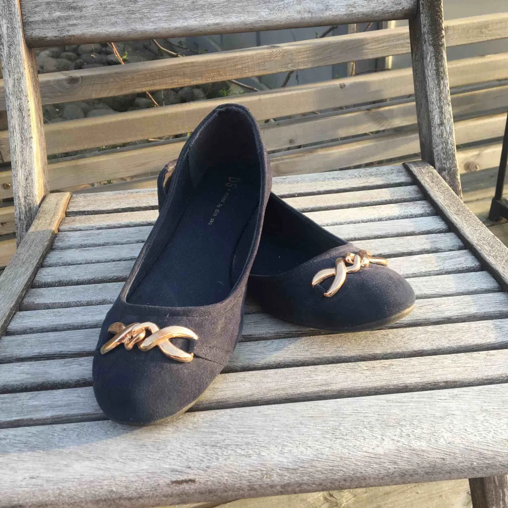 Knappt använda marinblå ballerinaskor från din sko. Med guldsmycket på framdelen kan dessa skor matchas perfekt till både finmiddag såsom vardag. Skor.