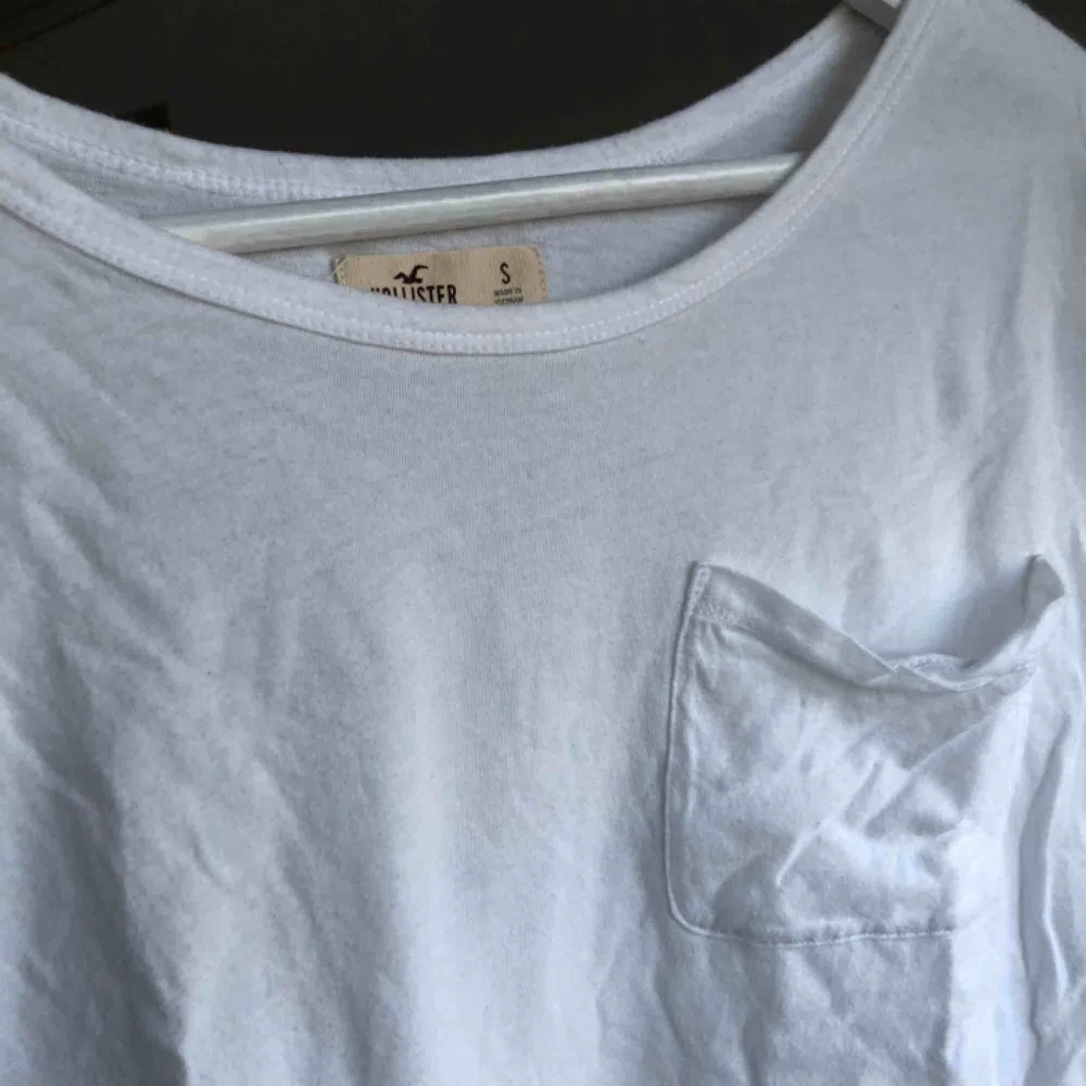 En vit skön magtröja från Hollister. . T-shirts.