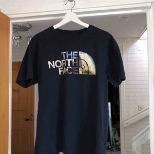 - Snygg north face t-shirt som jag köpte i Japan, den är XL men funkar som L/M. Köparen betalar för frakten 