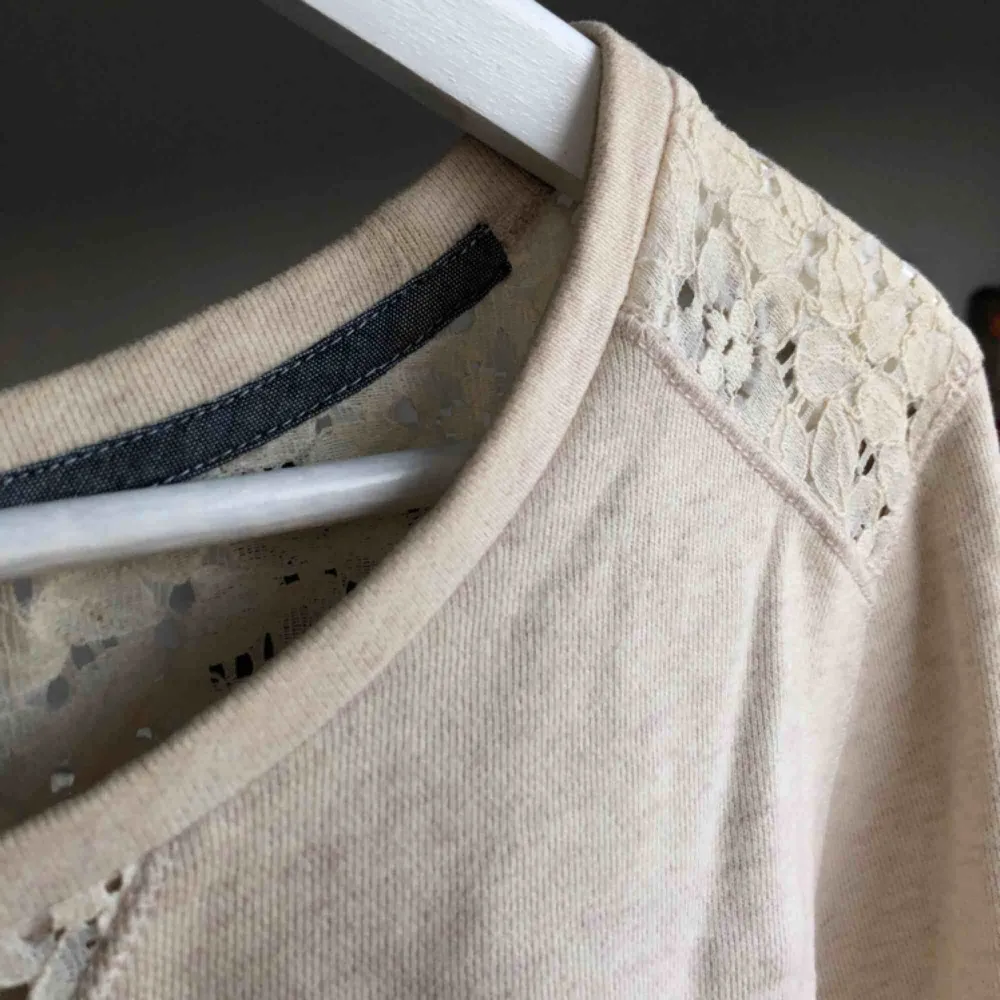 En krämvit tröja med spetsdetaljer från Tommy Hilfiger, storlek 176.. Tröjor & Koftor.