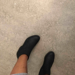  - Svarta boots med bekväm klack. Frakt tillkommer