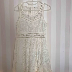  - Mycket fin vit mönstrad klänning i bra skick. Endast använd en gång! Bekväm med dragkedja som går långt ner i bak. Superfint mönster som skulle passa perfekt på studentdagen. :)  Betalning sker via swish!