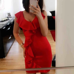  - Jättefin klänning från Nelly som passar utmärkt till fest osv.  Endast använd vid ett tillfälle  Köparen står för frakten eller hämtas i Örebro  