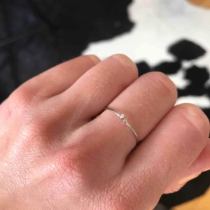  - Silverring med liten kristallsten från Moss Copenhagen. Har ganska långa och smala fingrar men denna passar mig både på lång- och pekfingret. Jättetunn och nätt liten ring. Säljer då jag råkade köpa dubbletter. Köparen står för frakten 💫