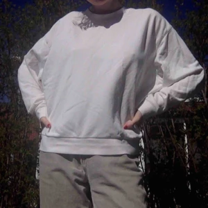  - En skitsnygg lite baggy tröja från Weekday! En av mina favorittröjor som jag måste sälja pga pank... Den är jättefin med en Fanny pack till. Kan mötas upp i Malmö eller står köparen för frakt.