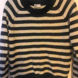  - Stickad tröja / tröja i konst-ull-material från cubus.  Använd endast ett par gånger.  Inte jätte tjock. Inte för retlig/stickig mot huden.