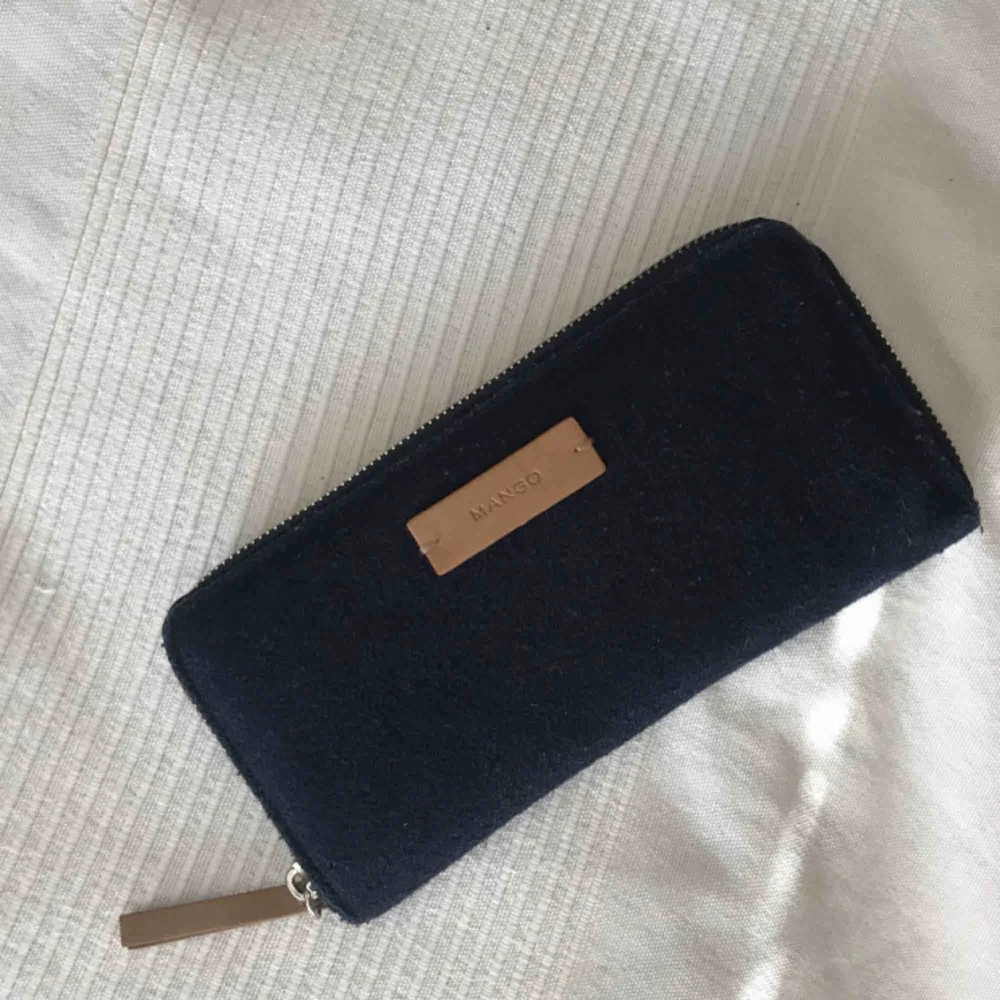 • Större plånbok från Mango •  Mörkblå filt med ljusbruna detaljer, såå fin men kommer inte till användning. Lite noppig men går lätt att plocka bort med fingrarna.   30 kr + frakt. Accessoarer.