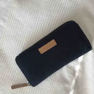 • Större plånbok från Mango •  Mörkblå filt med ljusbruna detaljer, såå fin men kommer inte till användning. Lite noppig men går lätt att plocka bort med fingrarna.   30 kr + frakt