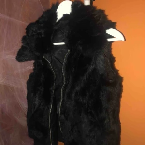  - En pälsväst. Super skön går att vända ut och in. Fickor finns. Köpare står för frakt. Pris kan diskuteras❤️❤️
