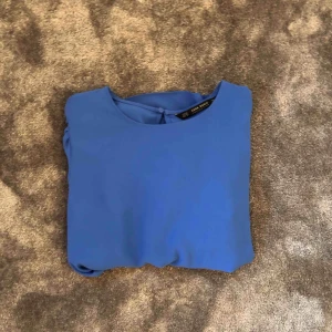  - Blå blus, storlek XS men passar mig som normalt har S. Sparsamt använd, jättefin färg och passform med utsvängda armar. 