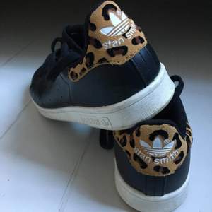 Original Adidas Stan Smith sneakers med leoparsmönster på bakkappan. Så snygga men skorna är lite för små och de säljs pga det, är i jättefint skick och ett par bekväma skor! Möts upp i Stockholm 🎈
