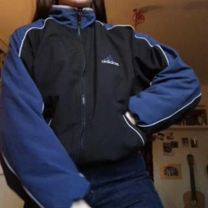  - Säljer denna blåa vindjacka från Adidas. Den är puffig och skön, väldigt bra skick. 
