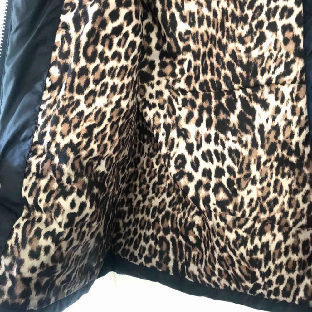 En svart jacka med leopard imiterat mönster på insidan 😻😻 Storlek 32/34 funkar också till någon med storlek 36. Kontakta mig om ni undrar något eller vill ha fler bilder! . Jackor.
