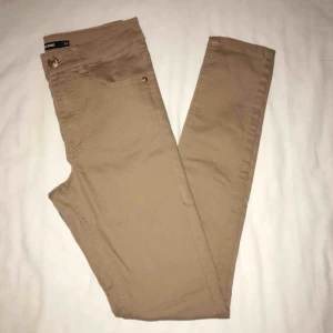  - Beiga/bruna byxor i stretchigt och skönt material. Passar både XS och S. Näst intill oanvända. Har du några frågor eller vill ha fler bilder är det bara att skriva till mig 😊 Frakt betalar köparen. 