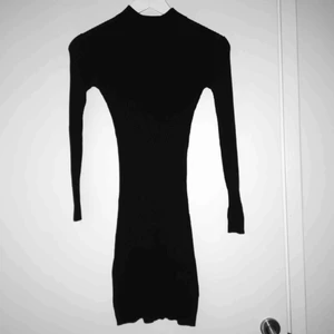  - Snygg ribbad klänning med hög krage. Otroligt bekväm och väldigt stretchig. Passar både XS och S. Har du några frågor eller vill ha fler bilder är det basa att skriva till mig 😊 Frakt betalar köparen.