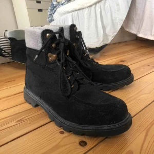  - Svarta sköna kängor