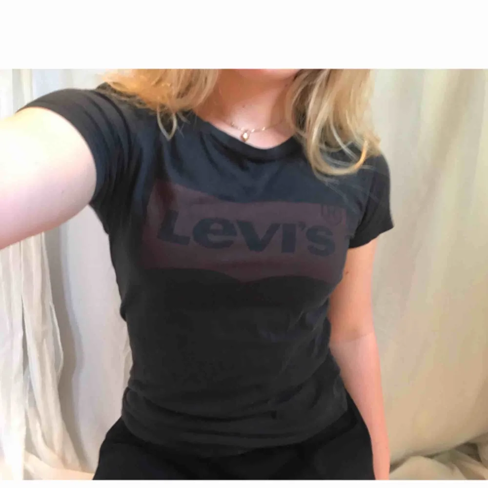 Levi’s logo t-shirt 👕 ✨ Bekväm ✨ Mörka toner (Nypris 159 kr). T-shirts.