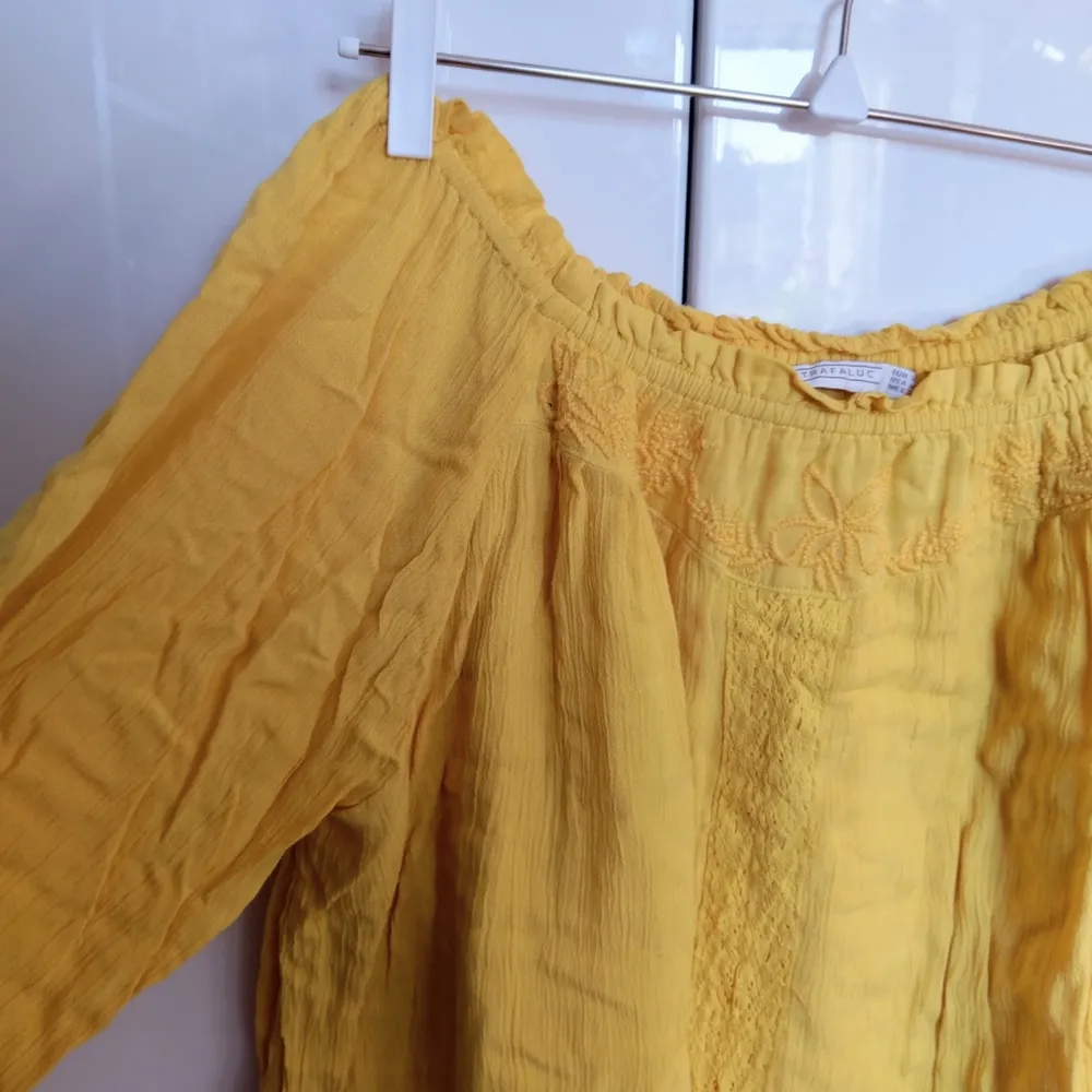 Urgullig gul 🐣 off-shoulder klänning från Zara. Perfekt till sommaren, luftig och skön! Använd ett par gånger av mig, men hittar inget att anmärka på i skicket. Hämtas i Stockholm eller postas mot porto (36kr) ✨. Klänningar.