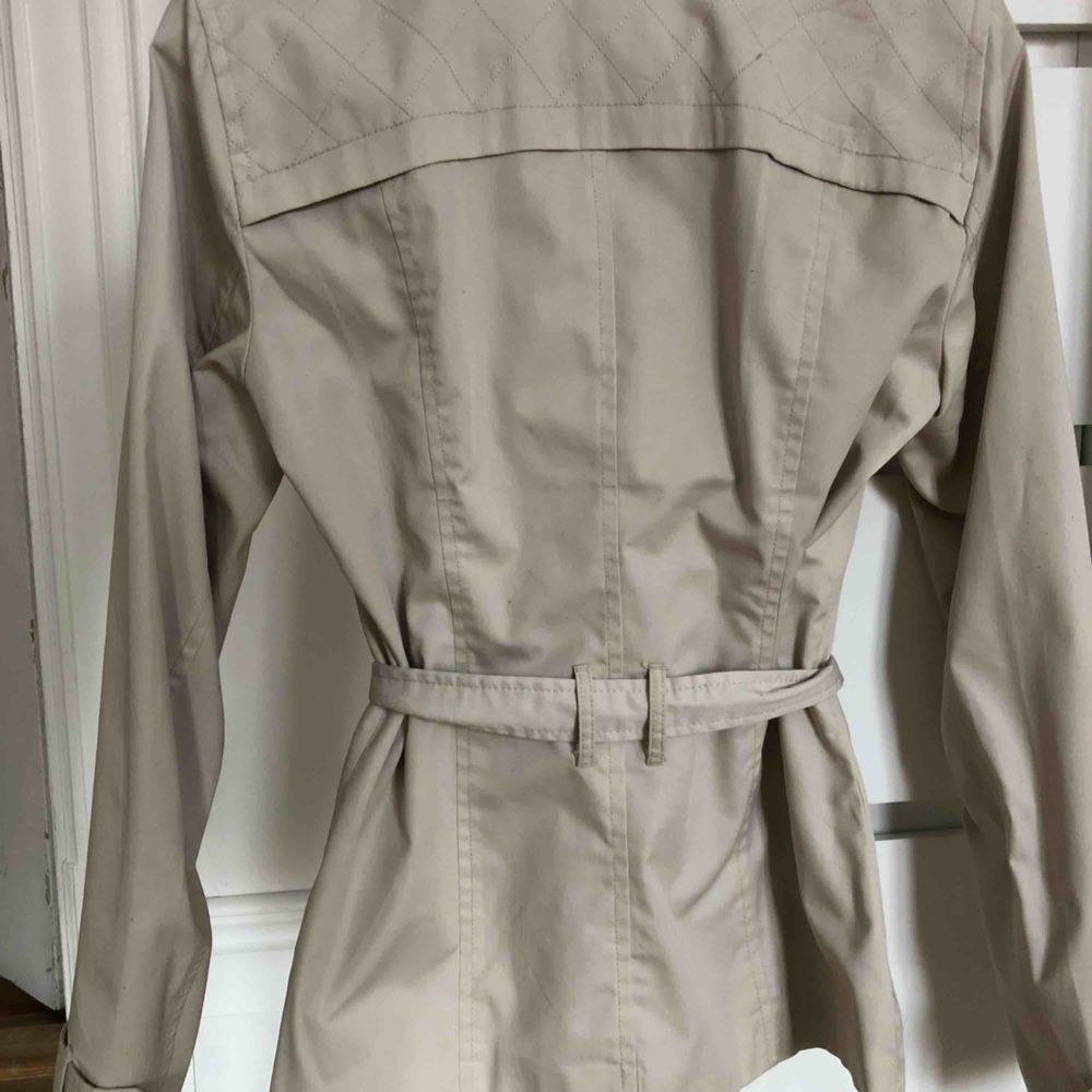 Kort trenchcoat ifrån Vero Moda, aldrig använd💫. Jackor.