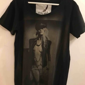  - Oversize tee med Kate Moss!?. Eller vem är det? Jag är lite osäker. Men snygg är den! Skicka pm om du har frågor, 30:- plus frakt 18:- = 48:- totalt
