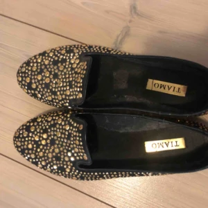  - Fina guldskor från tiamo! Använda 2/3 ggr:-) så nyskick! 