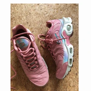 NIKE AIR TM - helt jävla UNDERBARA nike air max tn plus som jag ÄLSKAR. men tyvärr är dom för små. har försökt och envisats men tyvärr för tighta :( använda max 5 ggr. ingen låda kvar tyvärr! köpta för 1800kr. frakt tillkommer! 