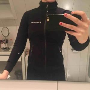  - Svart figursydd fleece från peak performance i storlek XS. Den är i bra skick och säljs p.g.a att jag växt ur den.  Kontakt: 0732500530 Teamarkholm@gmail.com