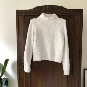  - Varm, vit tröja ❄️ mötas i Uppsala nästan när som helst eller i Odenplan på vardagar kl 16.00!